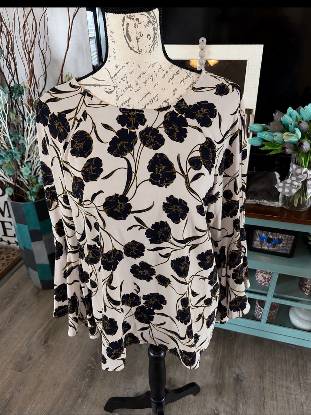 LC Lauren Conrad Cream Long-Sleeve Top with Navy and Gold Floral Print Medium